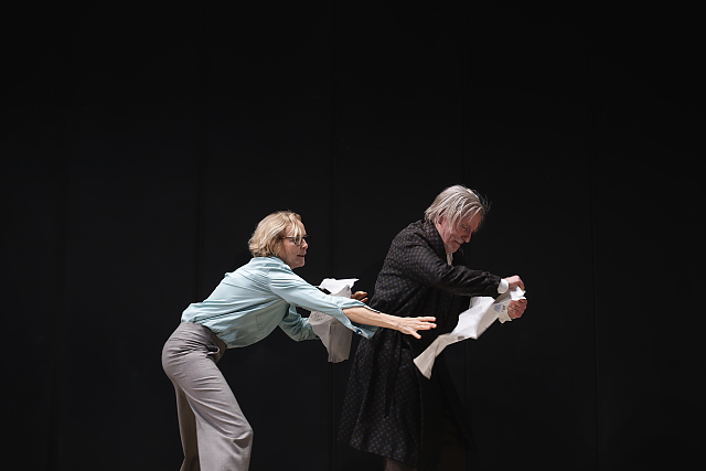 blind_-_juliane_koehler_und_manfred_zapatka_c_sandra_then_2.jpg