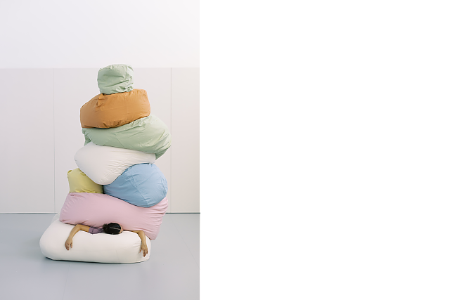 pouffes_verticale_avant_la_nuit_l_oiseau_de_feu_c_gr_gory_batardon.jpg