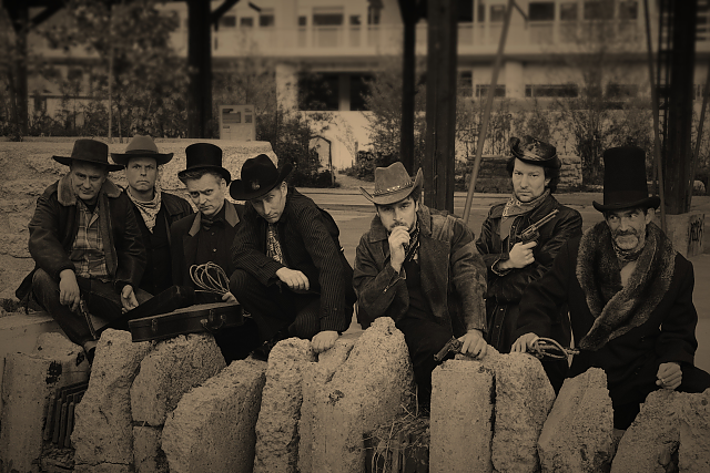western_gruppe_reihe_sepia.jpg